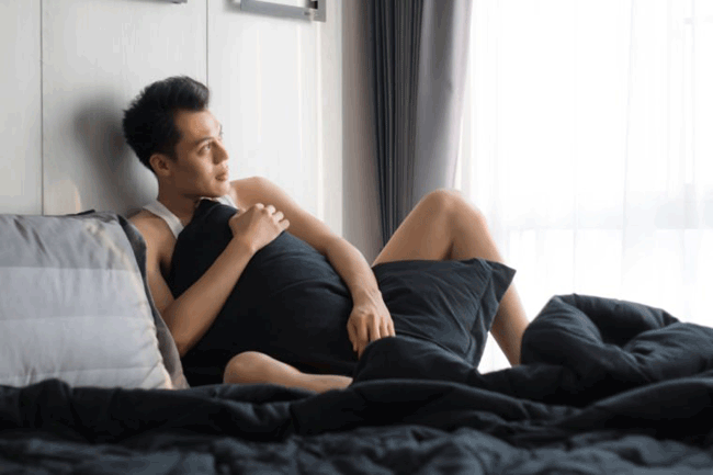 11. Gãy dương vật: Loại chấn thương này mặc dù không phổ biến nhưng nó vẫn là mối lo sợ hàng đầu của các quý ông. Nguyên nhân có thể do chuyển động đột ngột làm cong dương vật quá nhiều hoặc thủ dâm ở nơi bị uốn cong quá mạnh. Nếu điều này xảy ra, các chuyên gia khuyên bạn nên tìm kiếm sự chăm sóc y tế ngay lập tức.