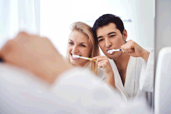 11. Tích cực hoạt động não bộ: Có thể bắt đầu với những thay đổi đơn giản trong các hoạt động hằng ngày. Chẳng hạn, đánh răng bằng bàn tay không thuận là một cách dễ dàng để thay đổi thói quen. Ngay cả một thay đổi nhỏ như thế cũng gây ra sự gia tăng mức độ kết nối giữa các tế bào thần kinh trong não. Sẵn sàng trải nghiệm  những điều mới và tăng cường thử thách bản thân hằng ngày sẽ giữ cho bộ não của bạn khỏe mạnh.