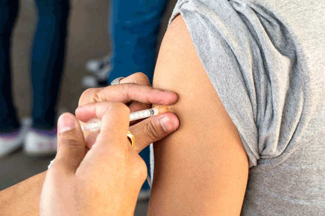 5. Tiêm phòng đầy đủ: Hầu hết mọi người không biết rằng một số loại virus có thể gây ung thư và có sẵn vắc-xin đặc biệt để ngăn ngừa chúng, ví dụ vắc-xin HPV (loại virus chiếm 70% bệnh ung thư cổ tử cung), viêm gan B và viêm gan C (virus có thể gây ung thư gan).