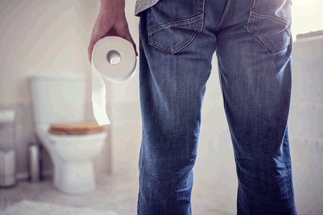 6. Đi ngoài ra máu: Đó có thể là dấu hiệu của bệnh trĩ nhưng cũng có thể là triệu chứng của ung thư ruột kết. Chỉ cần một vài xét nghiệm đơn giản có thể dễ dàng xác định vấn đề là do bệnh trĩ hoặc táo bón hay 1 vấn đề sức khỏe nghiêm trọng hơn. Việc kiểm tra và nhận biết những thay đổi dù là nhỏ nhất cơ thể đều rất quan trọng.