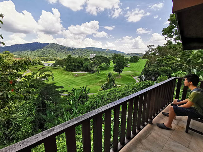 Tầm nhìn từ tầng 2 với khung cảnh tuyệt đẹp nhìn ra ngọn núi Bukit Takun / Anak Bukit Takun), hồ nước và sân golf.