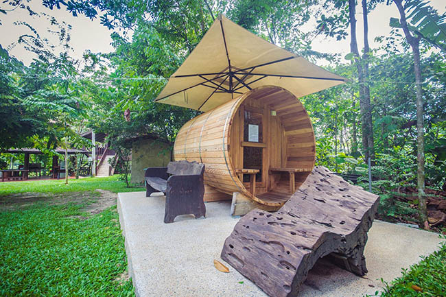 Bên trong được chia làm 2 khu vực, một bên là biệt thự và một bên là Container. Các ngôi nhà nằm cách nhau 60 mét, được che chắn bởi cây cối um tùm để ngăn cách sự riêng tư lên mức tối đa.