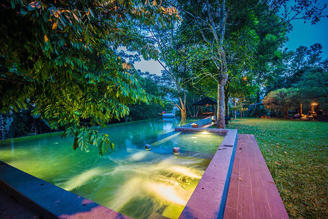 Để đến được nơi này, du khách phải băng qua một khu vực rất hẻo lánh. Từ khu bảo tồn nhiệt đới Kanching gần đấy cách trung tâm thủ đô Kuala Lumpur 30 phút lái xe.