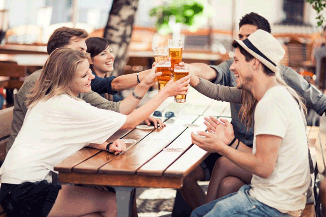 3. Tuyệt đối không uống rượu một mình: Những người uống rượu 1 mình thường tăng dần số lượng một cách nhanh chóng.