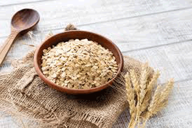 11. Bột yến mạch chứa carbohydrate phức tạp cung cấp sự giải phóng đường chậm và đều đặn vào máu và có thể giúp giảm triệu chứng nôn nao. Một nghiên cứu cho thấy rằng, ăn một bữa sáng nhiều carbs phức tạp thay vì đường tinh chế giúp tâm trạng được cải thiện và giảm cảm giác mệt mỏi.