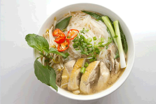 13. Phở gà là một món ăn phổ biến khi bị mắc bệnh cúm hoặc cảm lạnh thông thường. Ngoài ra, nó cũng có thể hữu ích cho tình trạng say rượu. Nghiên cứu cho thấy phở gà có thể giúp bạn bù nước và hàm lượng natri bị mất.