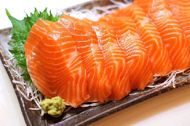 16. Cá hồi rất giàu axit béo omega-3 đặc biệt cần thiết cho việc giảm viêm trong cơ thể.