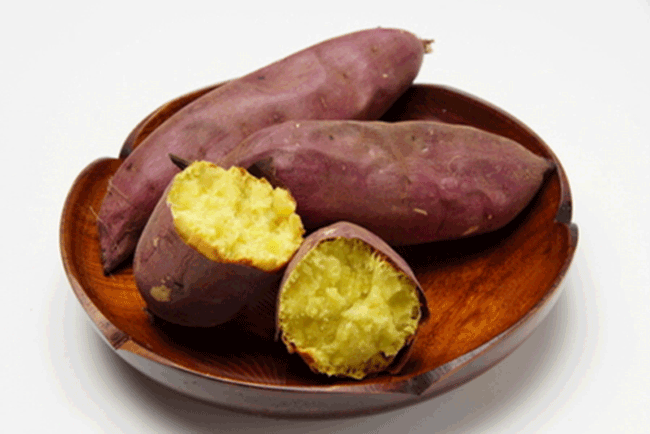 17. Khoai lang chứa một số chất dinh dưỡng có thể giúp bạn vượt qua cơn say rượu nhanh hơn. Vitamin A có thể giúp chống lại chứng viêm liên quan đến rượu, trong khi magiê và kali đặc biệt cần thiết để thay thế những gì đã mất trong quá trình uống rượu.