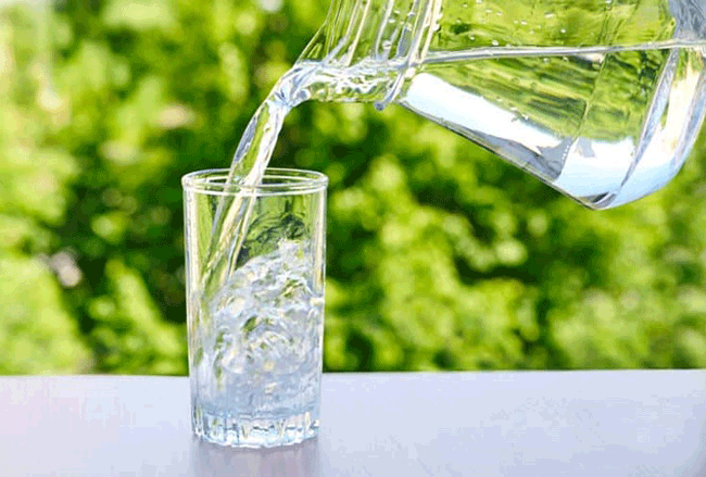 19. Nước: Uống nước là một trong những điều quan trọng nhất bạn có thể làm khi uống nhiều rượu. Vì rượu là một chất lợi tiểu, nó làm cho bạn đi tiểu thường xuyên hơn và dẫn đến tăng mất nước. Nước có thể bổ sung các chất lỏng bị mất này.