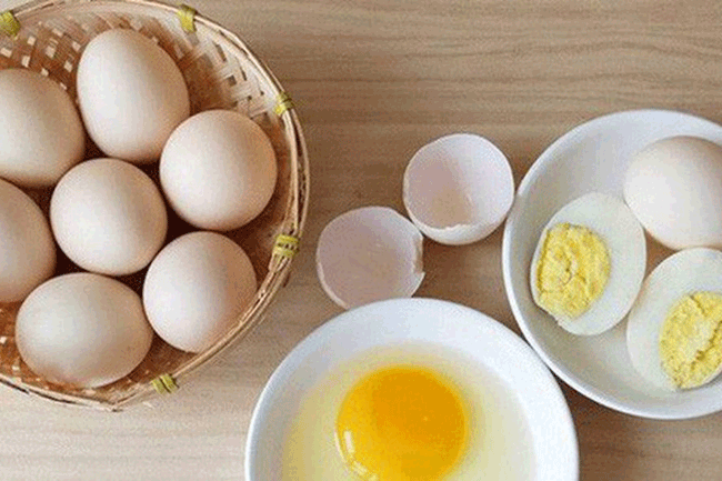 2. Trứng rất giàu cysteine, một loại axit amin mà cơ thể sử dụng để sản xuất chất chống oxy hóa glutathione. Uống rượu làm giảm lượng dự trữ glutathione của cơ thể. Không có nó, cơ thể khó có thể phá vỡ các thành phần phụ độc hại của quá trình chuyển hóa rượu. Ăn trứng giàu cysteine là một cách tuyệt vời để tăng glutathione trong cơ thể và có thể cải thiện các triệu chứng nôn nao, cồn cào do rượu gây ra.