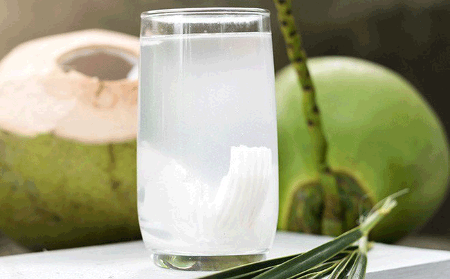 22. Nước dừa: Vì hydrat hóa là một phần quan trọng của việc phục hồi sau say rượu, nước dừa chứa nhiều chất điện giải. Do đó, nghiên cứu đã chỉ ra rằng nước dừa cũng hiệu quả để bù nước cho cơ thể.