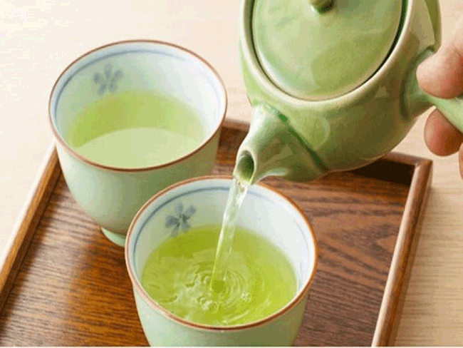 10. Trà xanh: Trà xanh có thể giúp can thiệp vào việc hấp thụ chất béo, làm giảm lưu trữ chất béo trong gan và cải thiện chức năng gan.