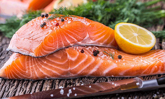 3. Cá là một nguồn protein tuyệt vời, rất quan trọng trong việc bảo vệ sức khỏe của gan. Không chỉ vậy, phần lớn các loài cá cũng rất giàu axit amin và axit béo omega-3. Omega-3 đặc biệt giúp làm giảm chất béo tiêu cực ở gan và toàn cơ thể.
