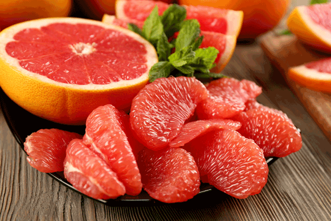 4. Bưởi: Cũng giống như quả việt quất, bưởi rất giàu vitamin C và các chất chống oxy hóa hỗ trợ gan đào thải độc tố. Các tạp chí European Journal of Nutrition công bố một nghiên cứu cho thấy, các thành phần trong quả bưởi có thể kích hoạt các hóa chất chịu trách nhiệm về quá trình oxy hóa của các axit béo, do đó giúp ngăn ngừa bệnh gan nhiễm mỡ.