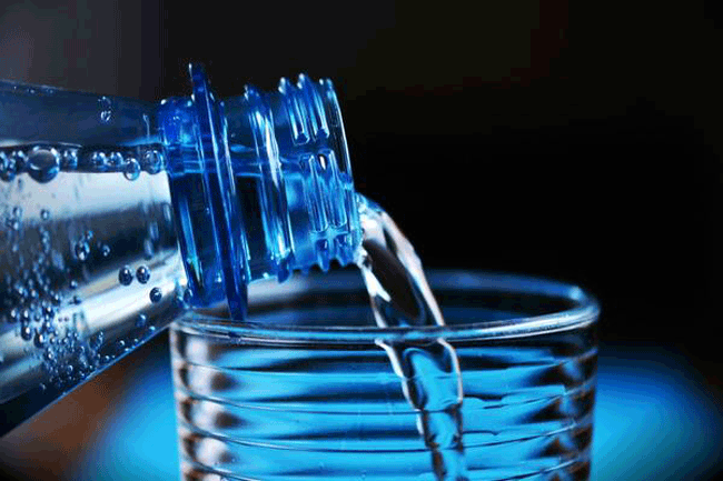 2. Nước đóng chai: Yếu tố có hại nhất của loại đồ uống này chính là phần chai nhựa. Không chỉ ảnh hưởng nghiêm trọng đến môi trường, nó còn chứa chất bisphenol-A (BPA) - chất gây rối loạn nội tiết tố được biết đến làm tăng nguy cơ ung thư tuyến tiền liệt và ung thư vú cũng như gây rối loạn chuyển hóa.