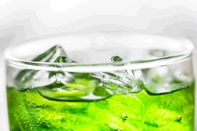 5. Nước ngọt có gas: Giống như nước tăng lực, nước ngọt có gas chứa rất nhiều đường, caffeine và chất tạo màu nhân tạo. Một trong những chất phụ gia hóa học độc hại được sử dụng là chất tạo màu 4-MeI có thể gây nguy cơ mắc ung thư.