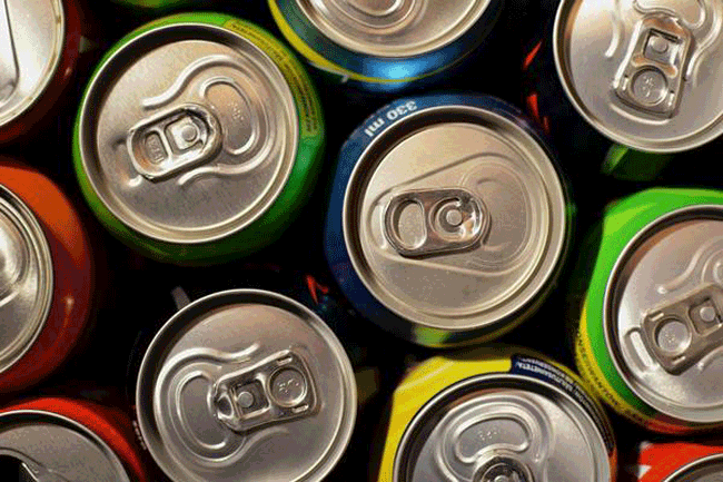 6. Soda ăn kiêng: Soda dành cho người ăn kiêng có ít hoặc không đường, nhưng thay vào đó lại có chất thay thế đường như sucralose, saccharin hoặc aspartame. Những loại đường giả này có thể gây rối loạn quá trình trao đổi chất, khiến nhiều chất béo được lưu trữ và có khả năng dẫn đến bệnh tiểu đường và bệnh tim. Chúng cũng liên quan đến ung thư bàng quang và toàn bộ đường tiết niệu.
