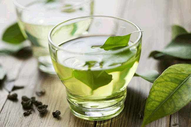 10. Uống trà xanh: Hơn 50 nghiên cứu về mối liên hệ giữa trà và nguy cơ ung thư đã được công bố từ năm 2006, theo Viện Ung thư Quốc gia. Một số nghiên cứu đã phát hiện ra rằng, những người uống trà có tác dụng giảm nguy cơ ung thư vú, buồng trứng, đại tràng, tuyến tiền liệt và phổi.