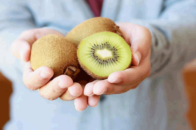 12. Ăn kiwi: Kiwi chứa chất chống oxy hóa chống ung thư, bao gồm vitamin C, vitamin E, lutein và đồng.
