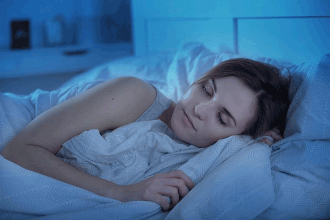 13. Ngủ trong bóng tối: Nghiên cứu cho thấy, tiếp xúc với ánh sáng vào ban đêm có thể làm tăng nguy cơ ung thư buồng trứng và vú ở phụ nữ. Ánh sáng ngăn chặn việc sản xuất melatonin, hóa chất trong não điều chỉnh chu kỳ đánh thức giấc ngủ của chúng ta, có thể làm tăng sự giải phóng ung thư do estrogen. Một nghiên cứu cho thấy nguy cơ ung thư vú gia tăng ở những phụ nữ không ngủ trong thời gian mà nồng độ melatonin của họ cao nhất.