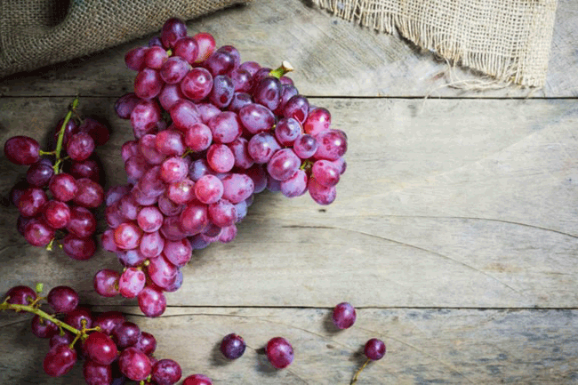 15. Ăn quả nho đỏ: Chúng là nguồn resveratrol tuyệt vời, một chất chống oxy hóa có thể làm chậm sự phát triển ung thư ở các hạch bạch huyết, dạ dày, vú và gan. Một nghiên cứu năm 2011 từ Trung tâm Khoa học Y tế Đại học Texas cho thấy, resveratrol ức chế tổn thương da dẫn đến ung thư da. Mặc dù tất cả vỏ nho đều chứa resveratrol, nho đỏ và tím có nhiều nhất.
