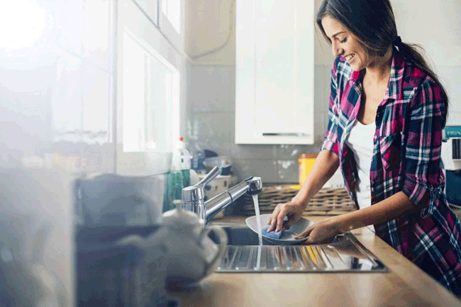 5. Rửa sạch bát đĩa, đồ dùng nhà bếp thường xuyên: Đảm bảo rửa tất cả các dụng cụ nấu ăn đã từng tiếp xúc với các sản phẩm tươi sống. Sử dụng nước nóng xà phòng để rửa sau mỗi bước của quá trình chuẩn bị. Điều này sẽ ngăn vi khuẩn di chuyển trên bề mặt và làm giảm khả năng chúng sẽ lây nhiễm thực phẩm. Ngoài ra, hãy lưu ý việc đổi miếng rửa chén thường xuyên vì chúng dễ lưu trữ số lượng lớn vi khuẩn gây hại.