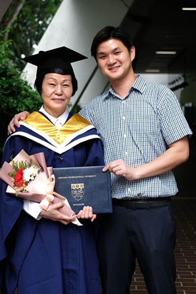 Choo Siew Eng tốt nghiệp từ Đại học NTU danh tiếng ở tuổi 56.
