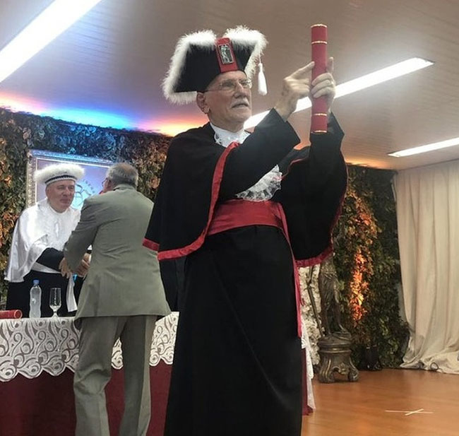 "Một người bạn của tôi đã tốt nghiệp trường luật ở tuổi 94".