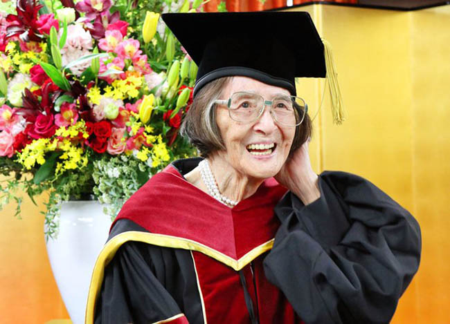 Kiyoko Ozeki, 88 tuổi, là người già nhất có bằng tiến sĩ ở Nhật Bản.