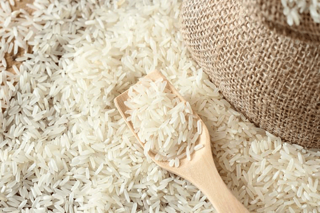 9. Gạo trắng: Dù được bảo quản trong tủ đựng thức ăn, tủ lạnh hay tủ đông, gạo trắng đều có thời hạn sử dụng không xác định nếu không có chất gây ô nhiễm hoặc tác động từ thời tiết. Tuy nhiên, gạo lứt có hàm lượng dầu cao hơn, nó sẽ không giữ được lâu như vậy.