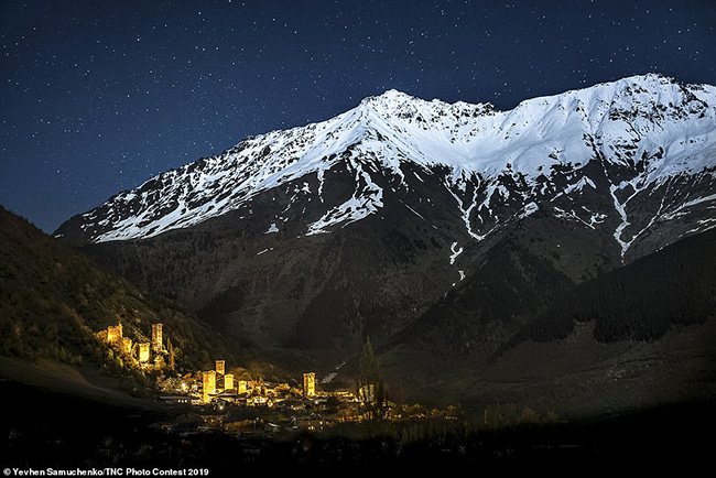 10. Yevhen Samuchenko ở Ukraine đã được trao giải Á quân trong hạng mục thành phố và thiên nhiên, Mestia, một thành phố nhỏ ở Georgia vào ban đêm.