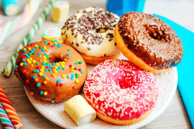 5. Ăn quá nhiều đường: Vấn đề chính nằm ở lượng fructose cao, một chất cực kỳ phổ biến trong chế độ ăn kiêng tiêu chuẩn của Mỹ (SAD). Bác sĩ Sherwood thuộc Viện Y học chức năng ở Tulsa, Oklahoma cho biết, trong khi gần như mọi tế bào trong cơ thể đều có thể chuyển hóa glucose, chỉ có các tế bào gan có thể xử lý fructose. Nếu chúng ta tiêu thụ quá nhiều fructose theo thời gian, gan có thể bị quá tải và chịu những thiệt hại không thể khắc phục được. Hãy cố gắng hết sức để hạn chế thực phẩm có chứa đường tinh chế và hàm lượng fructose cao, chẳng hạn như soda, đồ nướng và các loại kẹo ngọt.