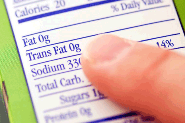 7. Ăn quá nhiều chất béo: Chất béo chuyển hóa làm tăng lượng cholesterol xấu, đồng thời làm giảm lượng cholesterol tốt của cơ thể. Bạn có thể tìm thấy chúng trong hầu hết các món nướng, đồ ăn nhẹ đóng gói sẵn như khoai tây chiên và bỏng ngô. Một số nhà hàng thậm chí còn thêm một dạng chất béo chuyển hóa vào nồi chiên để họ không phải thay dầu thường xuyên.