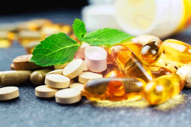9. Một số thảo dược bổ sung và vitamin: Uống quá nhiều chất bổ sung có thể góp phần gây tổn thương gan. Vai trò của gan là lọc chất độc và nó thực hiện điều này thông qua một quá trình trao đổi chất phức tạp để phá vỡ mọi thứ mà chúng ta ăn vào. Trong quá trình này, một số chất bổ sung có thể gây hại cho gan. Cách tốt nhất là nên tham khảo ý kiến của bác sĩ và dược sĩ có chuyên môn trước khi bổ sung bất cứ vitamin và thảo dược nào.