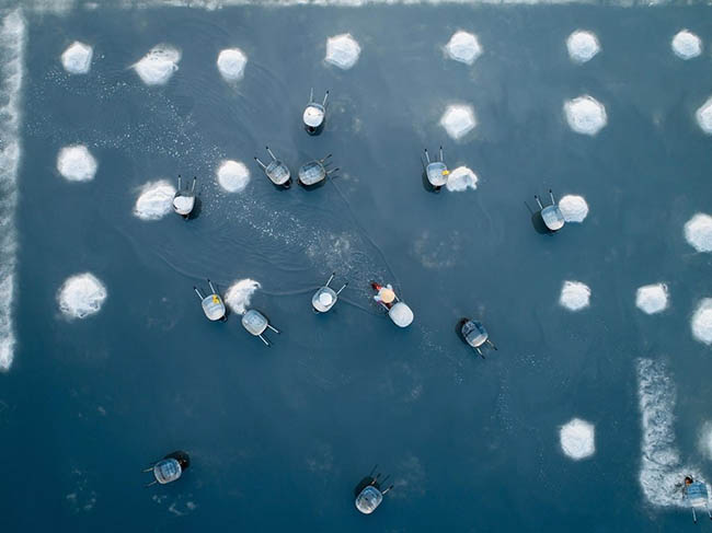 8. Công nhân thu hoạch muối biển từ cánh đồng muối Hòn Khôi ở Nha Trang vào mùa khô. Ảnh: Thiên Nguyễn.