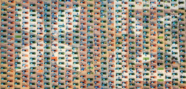 9. Các học viên yoga mô hình một quảng trường ở Nha Trang, một thành phố ven biển ở miền Nam Việt Nam. Ảnh: Hưng Phạm