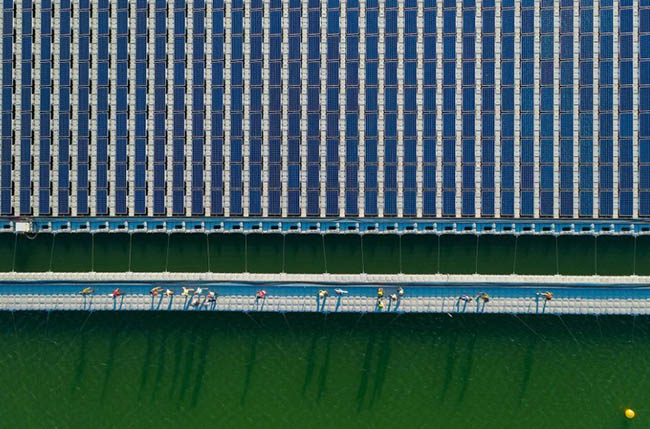 10. Công nhân trên đường trở về tại một nhà máy điện mặt trời ở miền Trung. Ảnh: Trung Phạm.