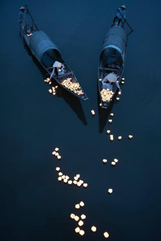 12. Trong những ngày lễ, hoa trôi qua sông Hương ở trung tâm thành phố Huế của Việt Nam. Ảnh: Ngô Dung.