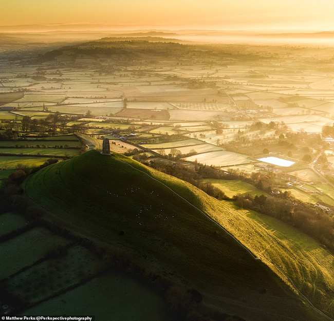 Một bức ảnh tuyệt đẹp của Glastonbury Tor mang tính biểu tượng. Đó là một ngọn đồi trên đỉnh là Tháp St Michael được bao xung quanh bởi những bí ẩn và truyền thuyết đã xoay vần trong nhiều thế kỷ.