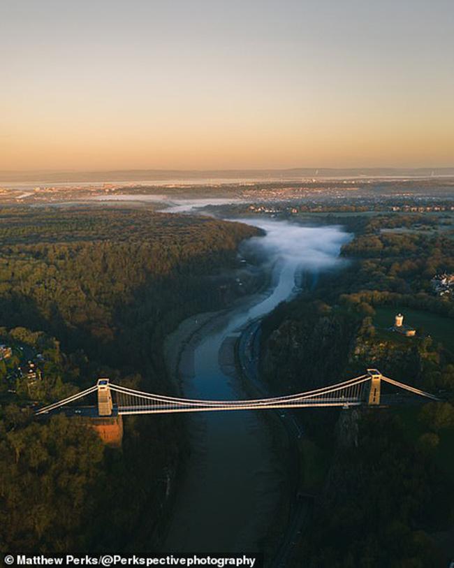 Dòng sông Avon uốn lượn rất ngoạn mục bên dưới cây cầu treo Clifton