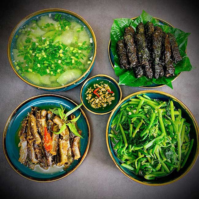 - Canh mướp hương
- Cá kèo kho rau răm
- Chả lá lốt
- Rau bí xào tỏi