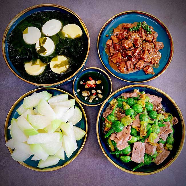 - Canh rau biển đậu hũ non
- Bò xào bí non
- Thịt bò kho tiêu xanh
- Xu hào luộc