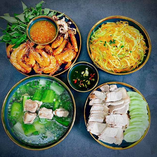 - Tôm và bạch tuộc nướng
- Canh sườn non bí xanh
- Thịt luộc
- Su su và cà rốt xào