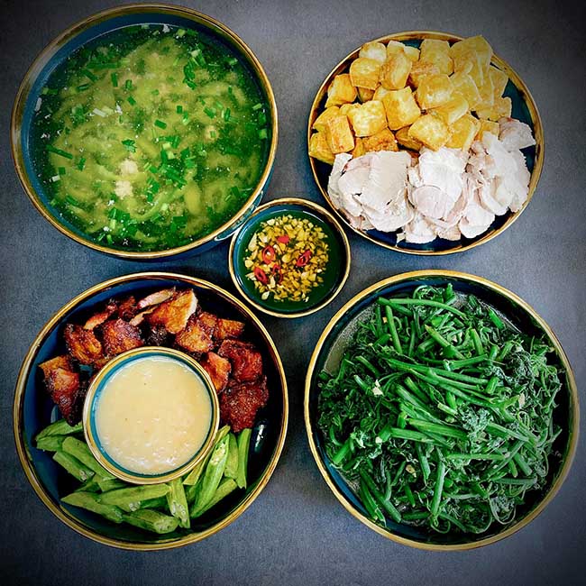 - Canh khổ qua thịt bằm
- Vú heo nướng
- Su su xào tỏi
- Thịt luộc
- Đậu chiên giòn