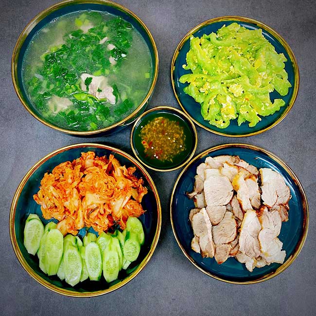- Canh thịt bằm rau cải
- Thịt chiên
- Khổ qua xào trứng
- Kim chi muối