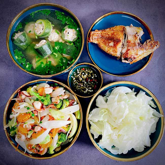 - Bí ngòi nhồi thịt
- Bạch tuộc xào thập cẩm
- Cá diêu hồng chiên
- Bắp cải trắng luộc