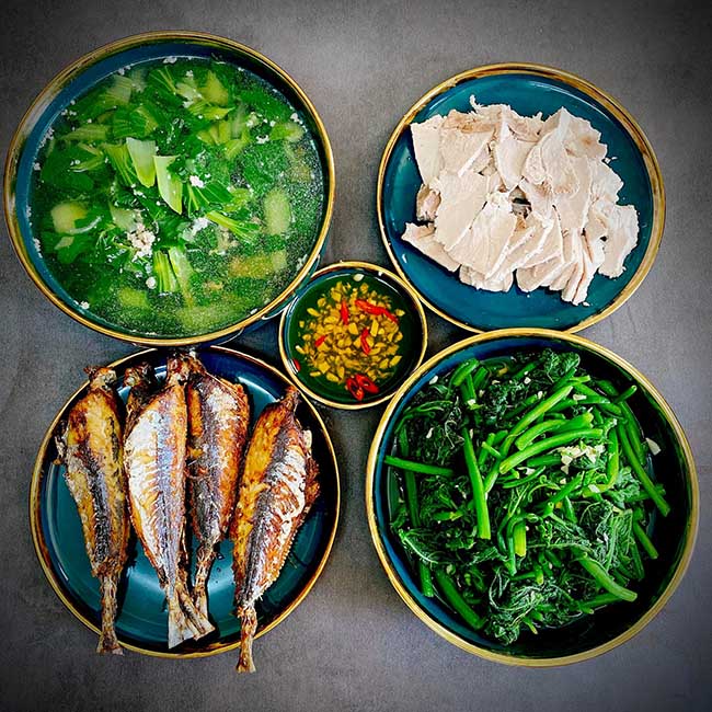 - Canh thịt bằm rau cải
- Cá nục một nắng chiên giòn
- Ngọn bí xào tỏi
- Thịt heo luộc