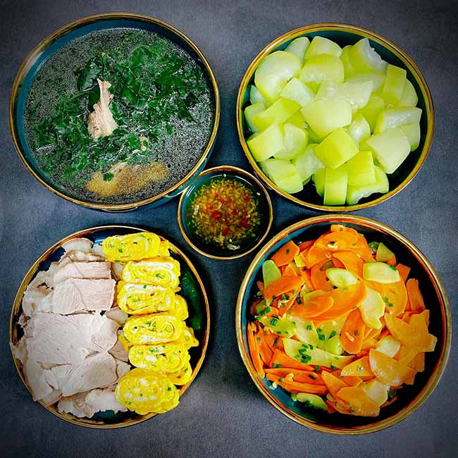 - Canh rau ngót nấu xương
- Thịt luộc, trứng cuộn
- Su su và cà rốt xào
- Bầu luộc