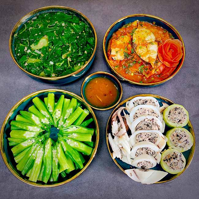 Phần lớn các món đều nấu theo sở thích của từng thành viên, nhưng cô cố gắng cân chỉnh sao cho bữa nào cũng có thịt và rau xen kẽ.
- Canh cua rau đay
- Mực ống nhồi thịt, bí xanh nhồi thịt hấp
- Cá thu sốt cà chua
- Đậu bắp luộc
