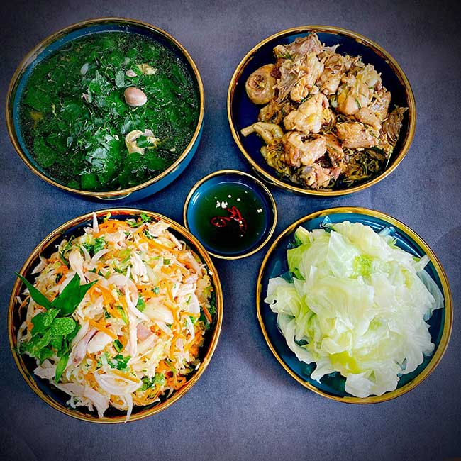 - Canh lòng gà nấu rau ngót
- Gỏi gà
- Gà xào sả ớt
- Bắp cải trắng luộc